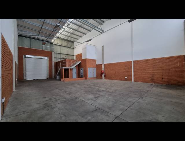 290M² WAREHOUSE TO LET IN LONGLAKE